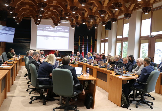 Tarybos posėdyje: patikslintas didėjantis rajono biudžetas, nustatyta daugiau prekybos vietų...