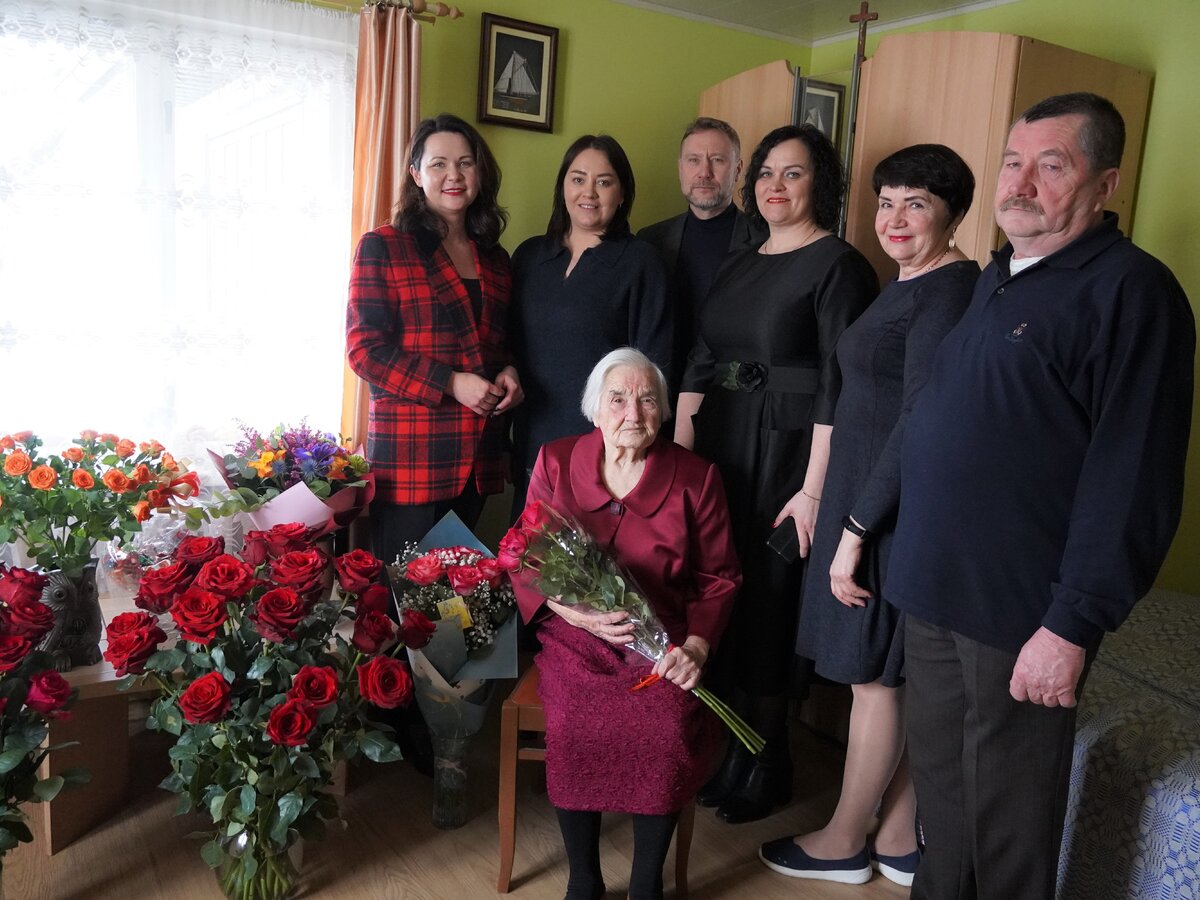 Savivaldybės merės Ausmos Miškinienės sveikinimai – 100 metų jubiliejų švenčiančiai Leokadijai...