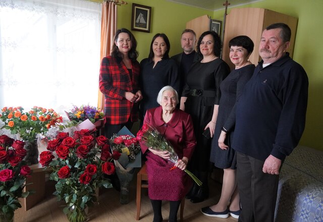 Savivaldybės merės Ausmos Miškinienės sveikinimai – 100 metų jubiliejų švenčiančiai Leokadijai...