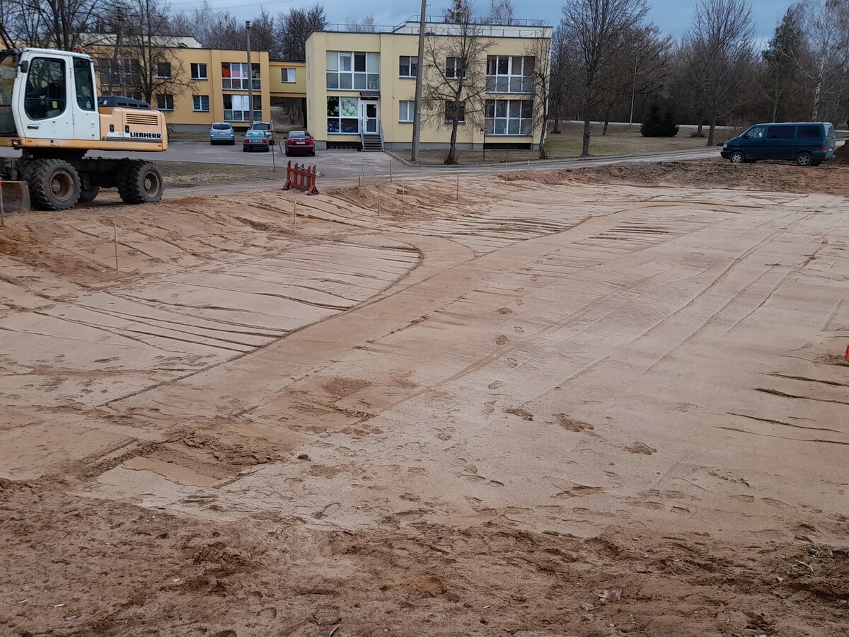 Automobilių stovėjimo aikštelių įrengimo darbai įsibėgėjo ir Veisiejuose