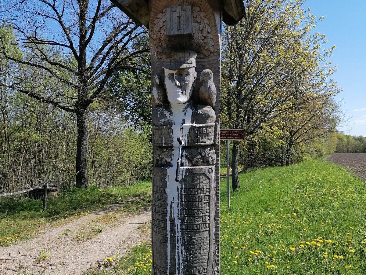 Po įvykdyto vandalizmo akto Bielėnų kaime – koplytstulpio tvarkymo darbai