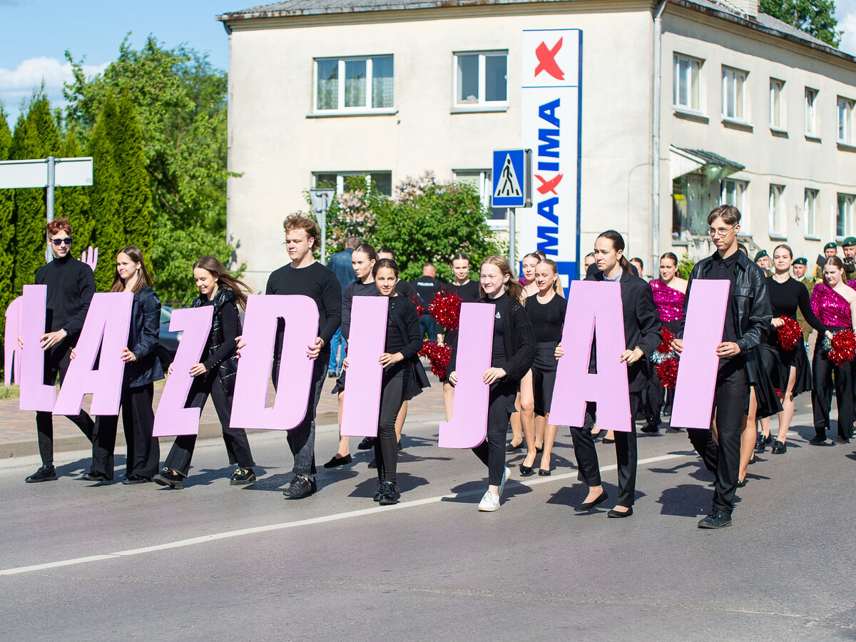 Lazdijai pradėjo švęsti 2 dienas truksiančią „Pasienio fiestą“: per miestą nuvilnijo mistiniais...