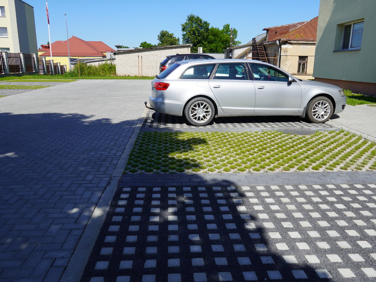 Lazdijuose įrengta nauja automobilių stovėjimo aikštelė: džiugina ir patogumas, ir dizainas