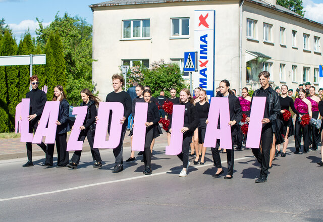 Lazdijai pradėjo švęsti 2 dienas truksiančią „Pasienio fiestą“: per miestą nuvilnijo mistiniais...