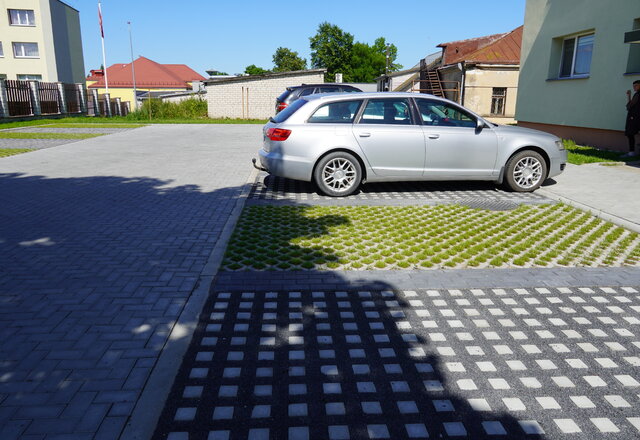 Lazdijuose įrengta nauja automobilių stovėjimo aikštelė: džiugina ir patogumas, ir dizainas