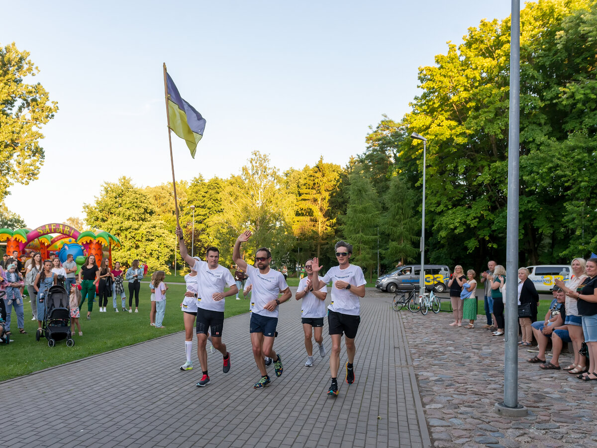 Maratono „Keliu vėliavą už Ukrainą NATO” dalyviai sutikti Lazdijuose