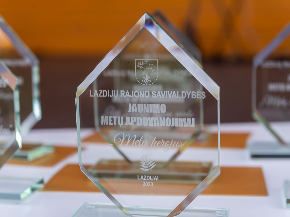 Jaunimo metų geriausiems išdalinti apdovanojimai: renginys į Lazdijus sutraukė minią gerbėjų bei...