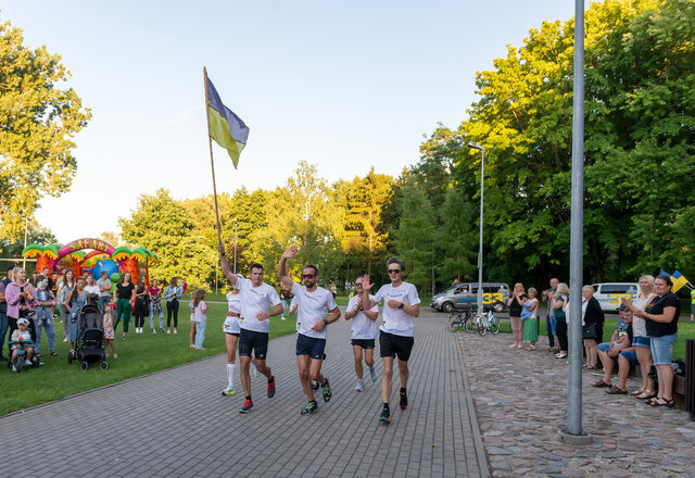 Maratono „Keliu vėliavą už Ukrainą NATO” dalyviai sutikti Lazdijuose