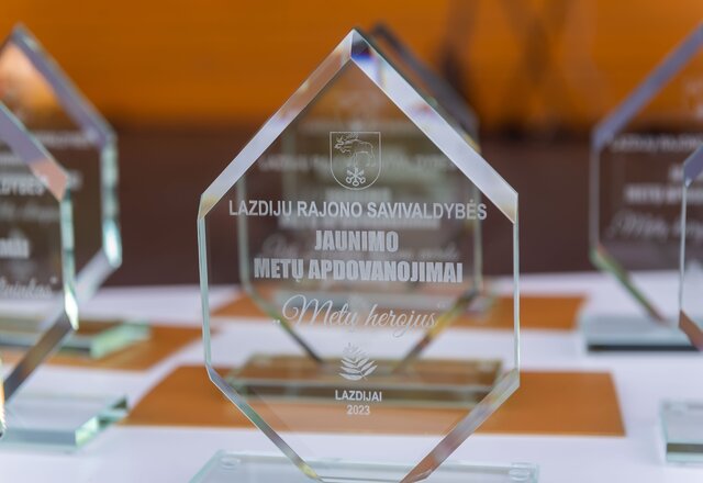 Jaunimo metų geriausiems išdalinti apdovanojimai: renginys į Lazdijus sutraukė minią gerbėjų bei...
