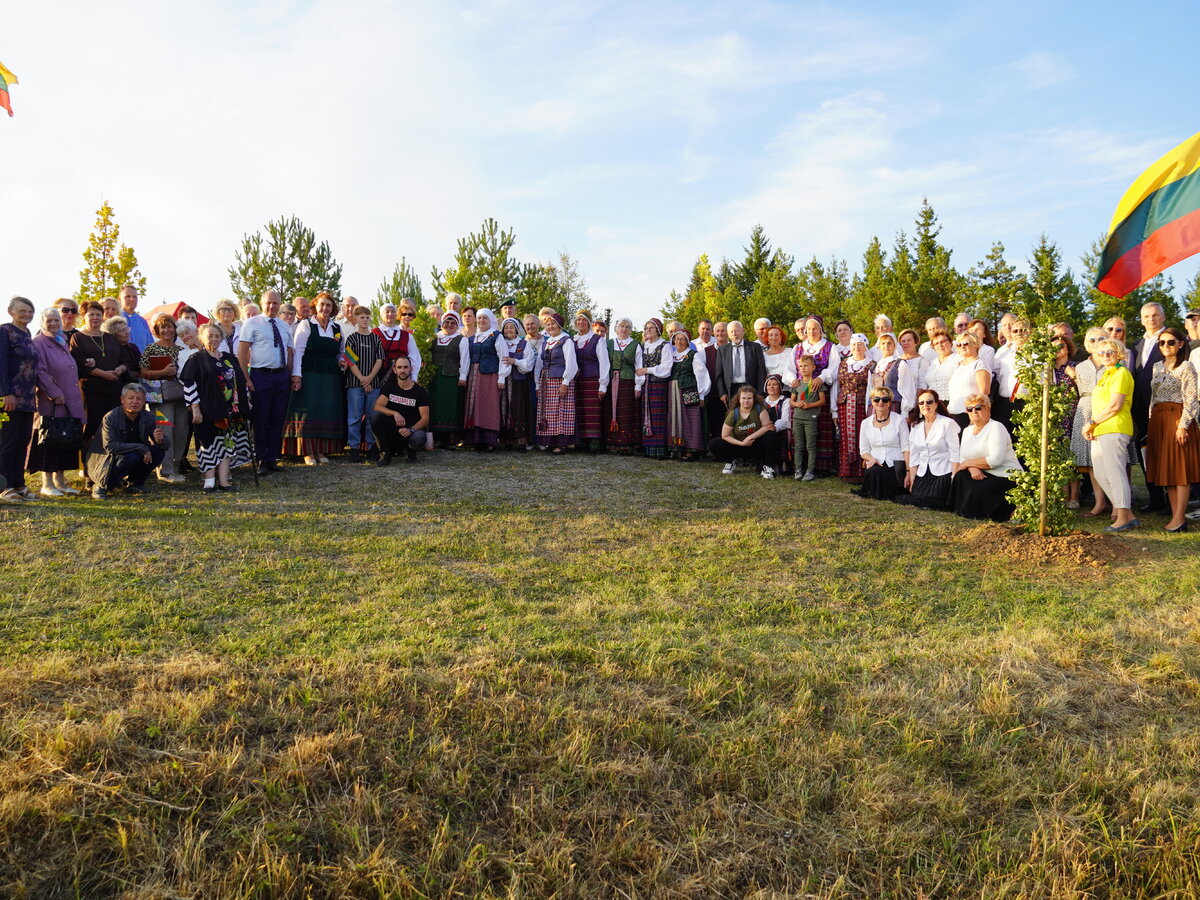 Veisiejų ąžuolyne – Sąjūdžio 35-etis: padėkota rajono sąjūdiečiams, pasodintas dar vienas ąžuoliukas