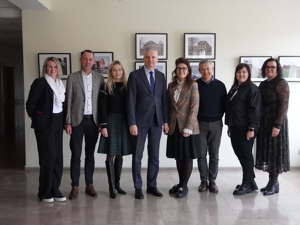 Susitikimas su projekto „Paslaugų, skatinančių ir efektyviai palaikančių globą šeimos aplinkoje,...
