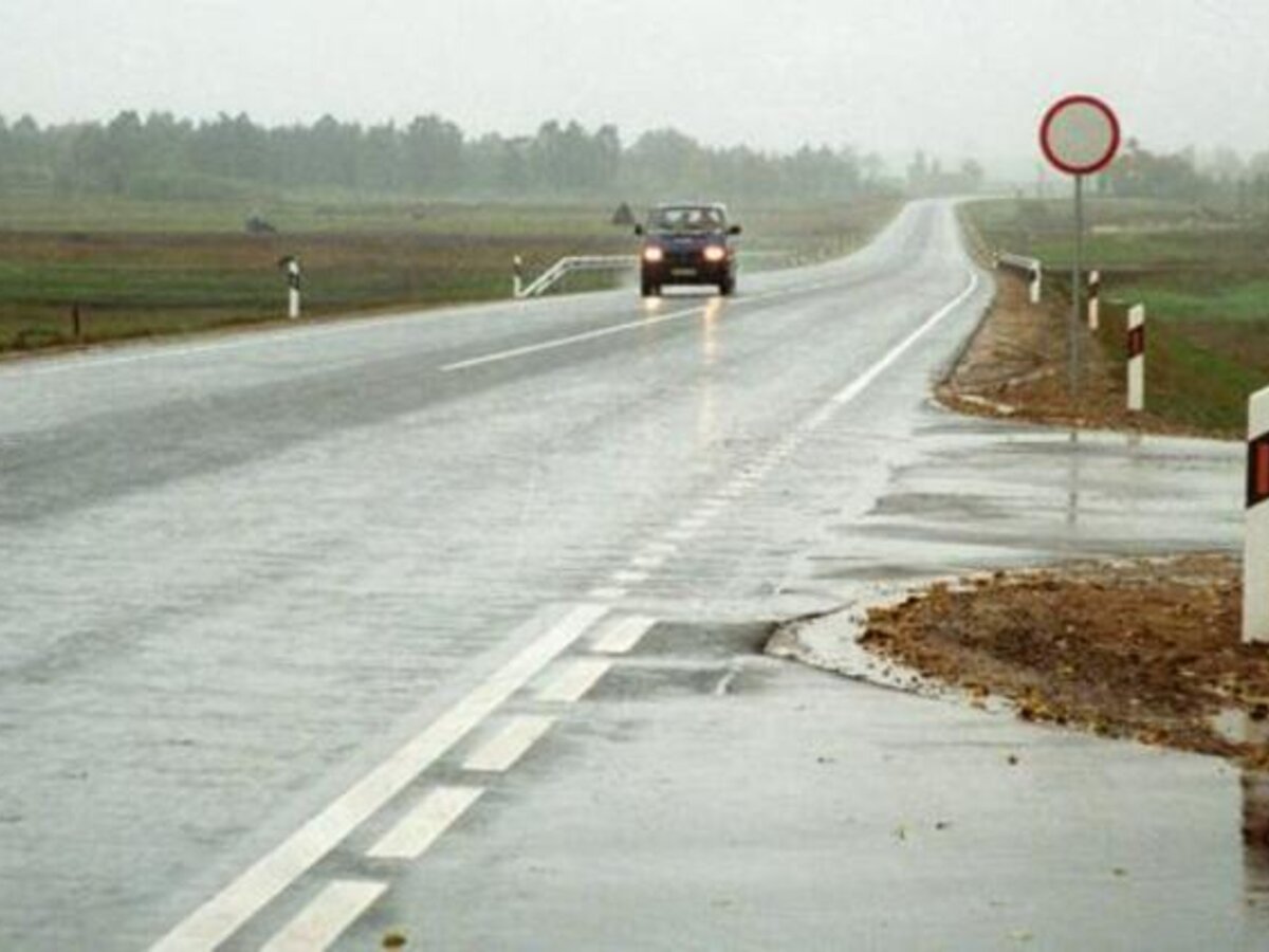 Sudėtingėja eismo sąlygos: keliai barstomi
