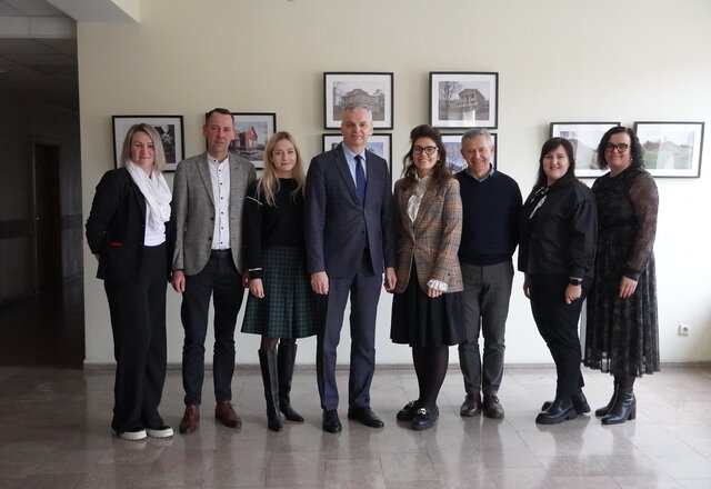 Susitikimas su projekto „Paslaugų, skatinančių ir efektyviai palaikančių globą šeimos aplinkoje,...