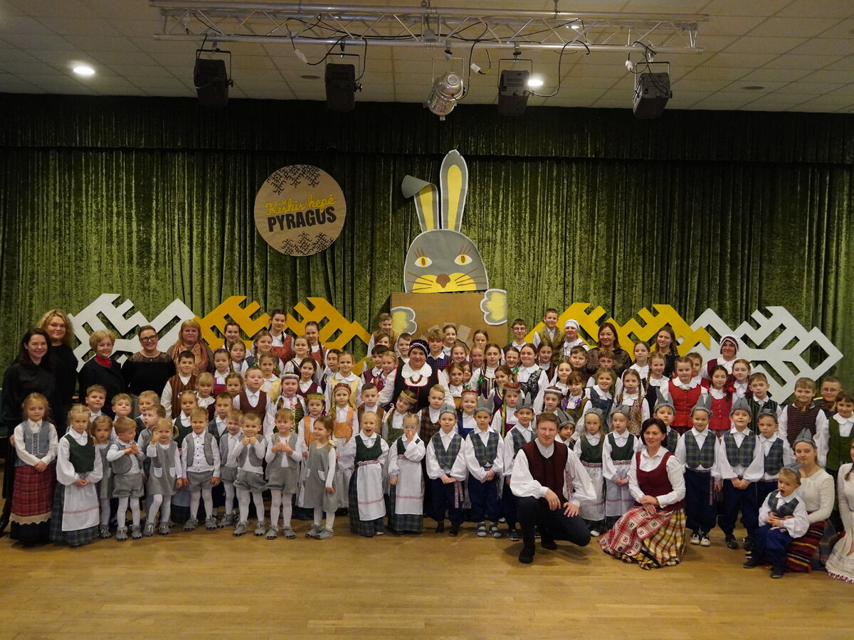 Sausio 25 d. vyko vaikų folkloro festivalis “Kepė kiškis pyragus”