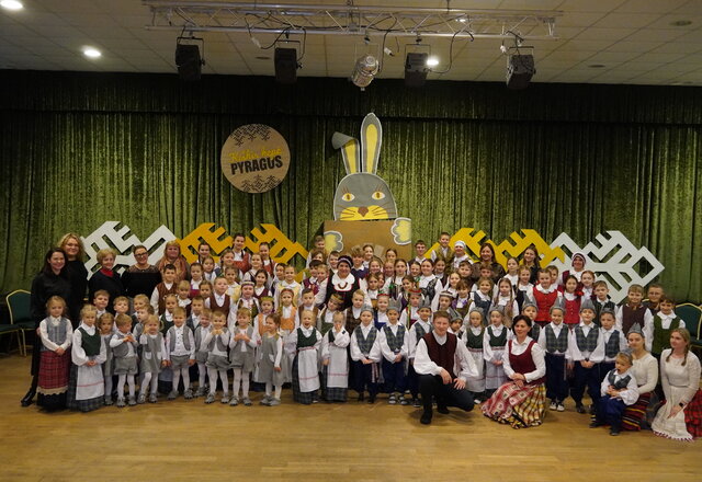 Sausio 25 d. vyko vaikų folkloro festivalis “Kepė kiškis pyragus”