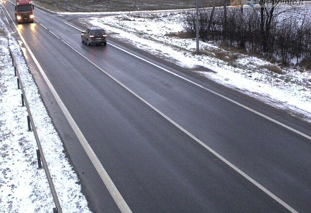 Šaltis sunkina padėtį šalies keliuose: vairuotojų prašoma atsargumo