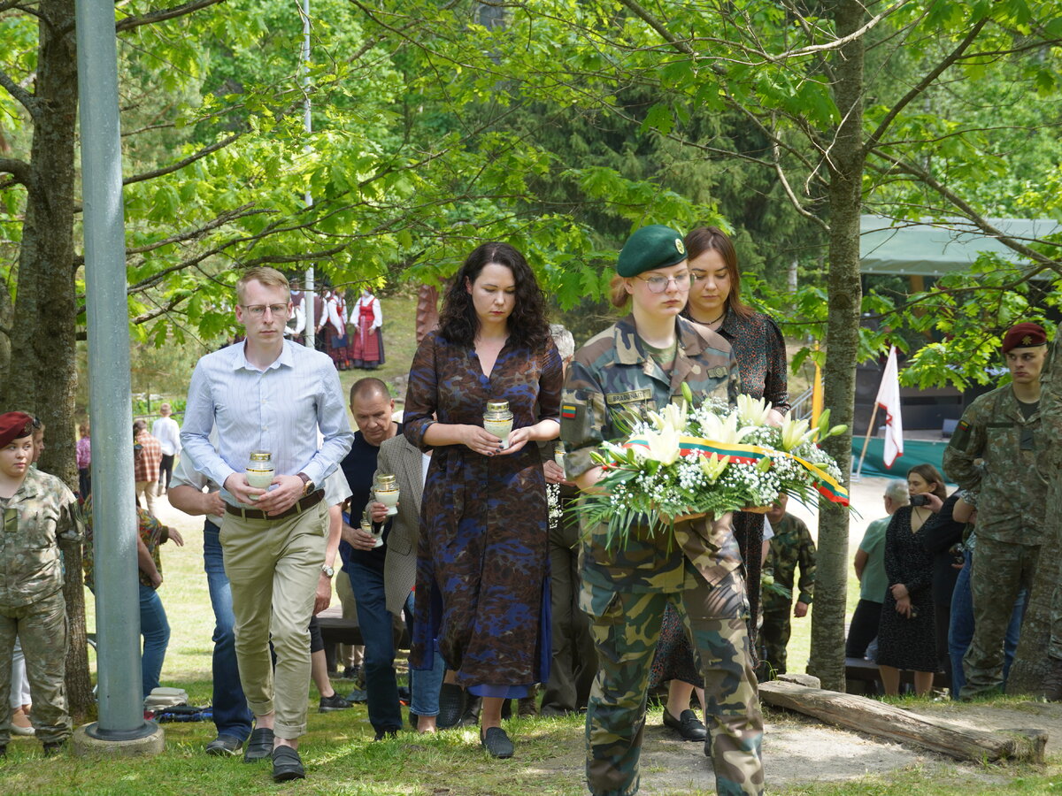 79-osios Kalniškės mūšio metinės: didvyrių atminimas  paminėtas bendra malda, patriotinių dainų...