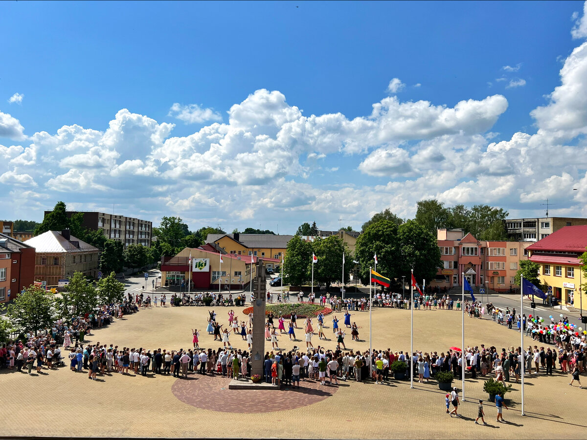 Šiandien 178-iems savivaldybės abiturientams nuskambėjo paskutinis skambutis