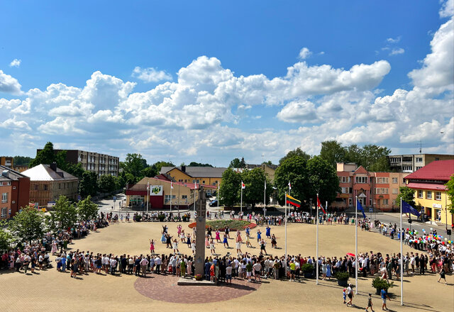 Šiandien 178-iems savivaldybės abiturientams nuskambėjo paskutinis skambutis