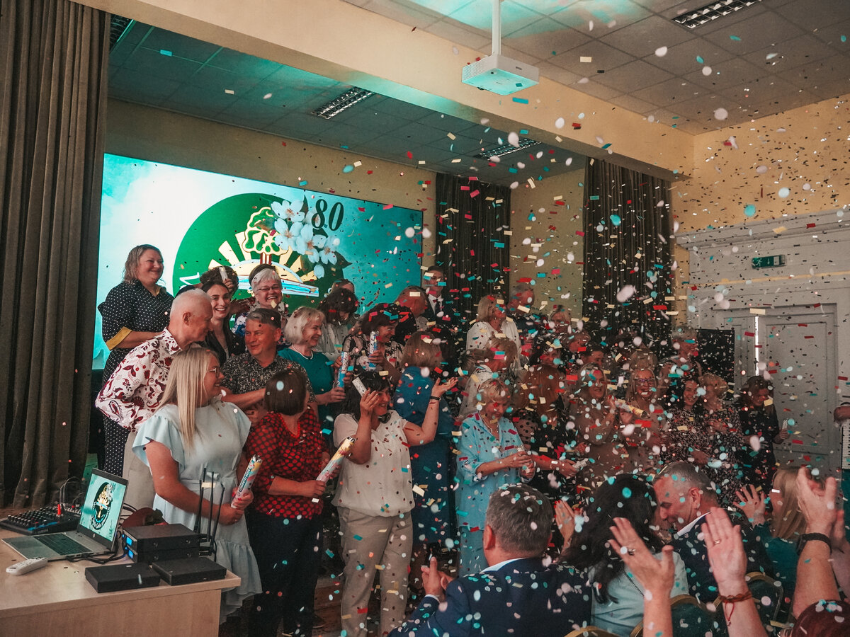 Ši diena ypatinga – Lazdijų r. Veisiejų Sigito Gedos gimnazijai – 80 metų!