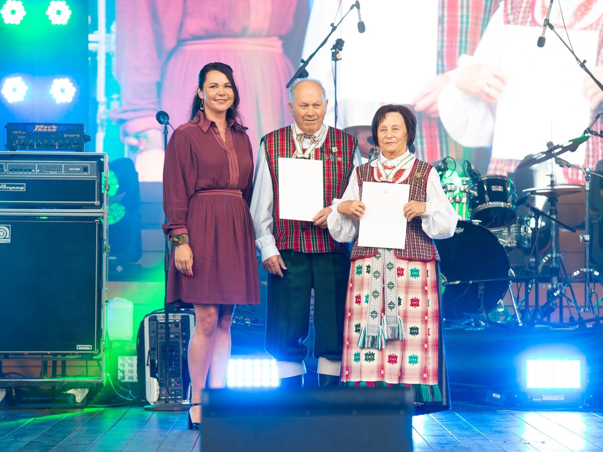 Garbės piliečių regalijų įteikimo ceremonijoje – glėbiai sveikinimų, šiltų apkabinimų, jūra gėlių