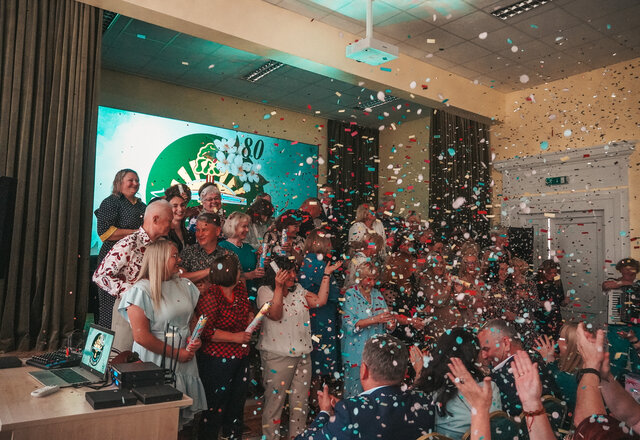 Ši diena ypatinga – Lazdijų r. Veisiejų Sigito Gedos gimnazijai – 80 metų!