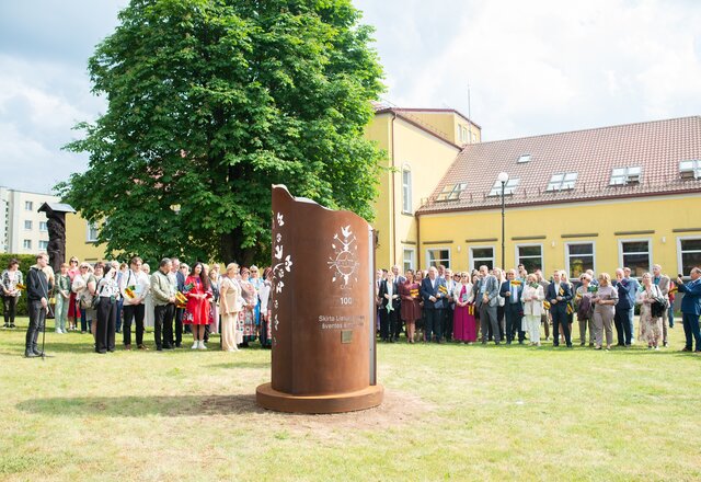Atidengtas „Dainų medis“ – Lazdijų krašto kultūros istorijai įprasminti