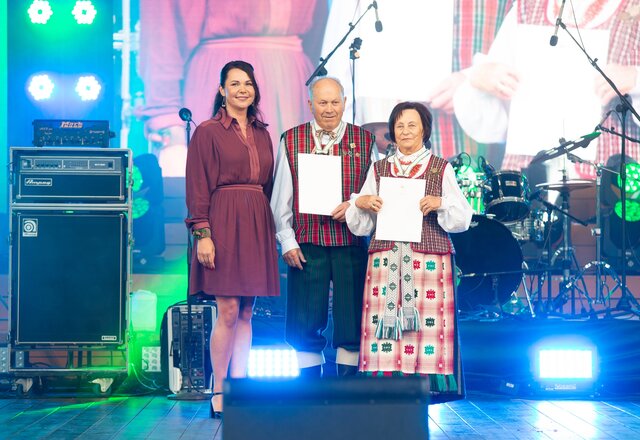 Garbės piliečių regalijų įteikimo ceremonijoje – glėbiai sveikinimų, šiltų apkabinimų, jūra gėlių