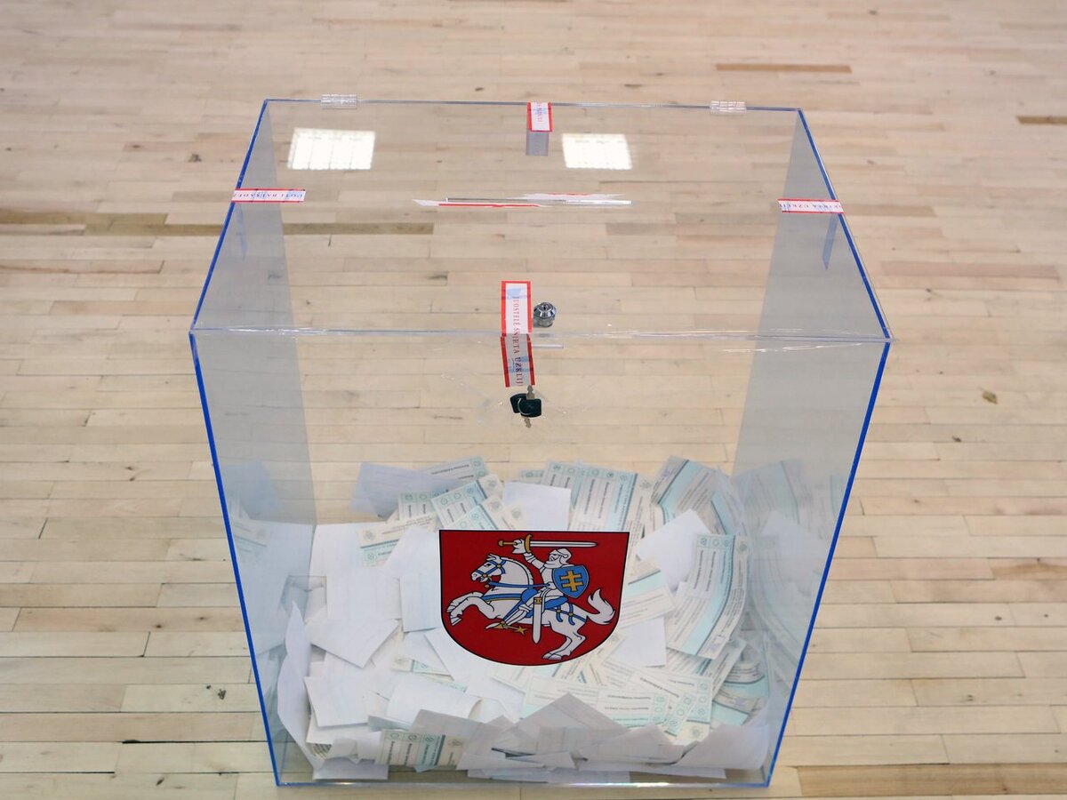 VRK: šiandien prasidėjo išankstinis balsavimas rinkimuose į Seimą. Balsavimo teisę turi 2 375 800...