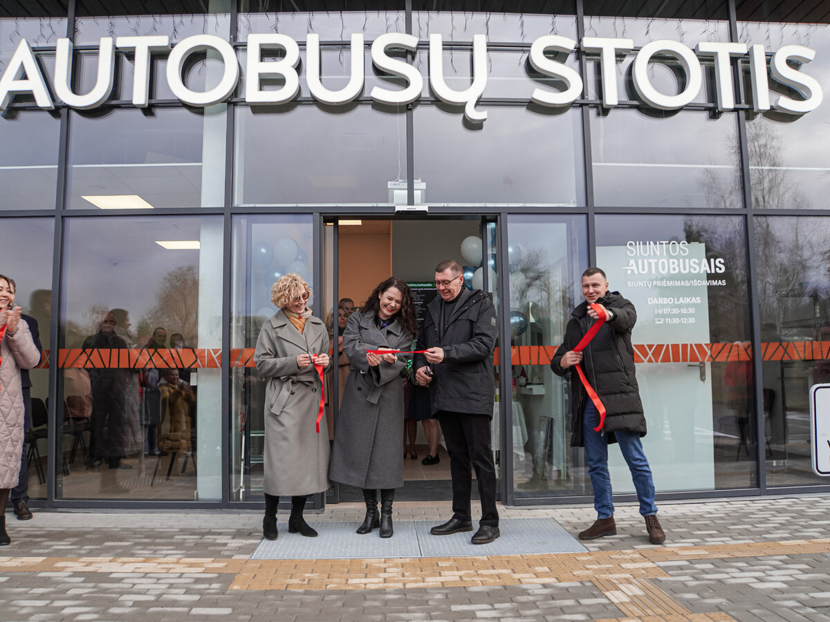 Džiaugsminga diena Lazdijuose – šiandien duris atvėrė nauja autobusų stotis kartu su prekybos...