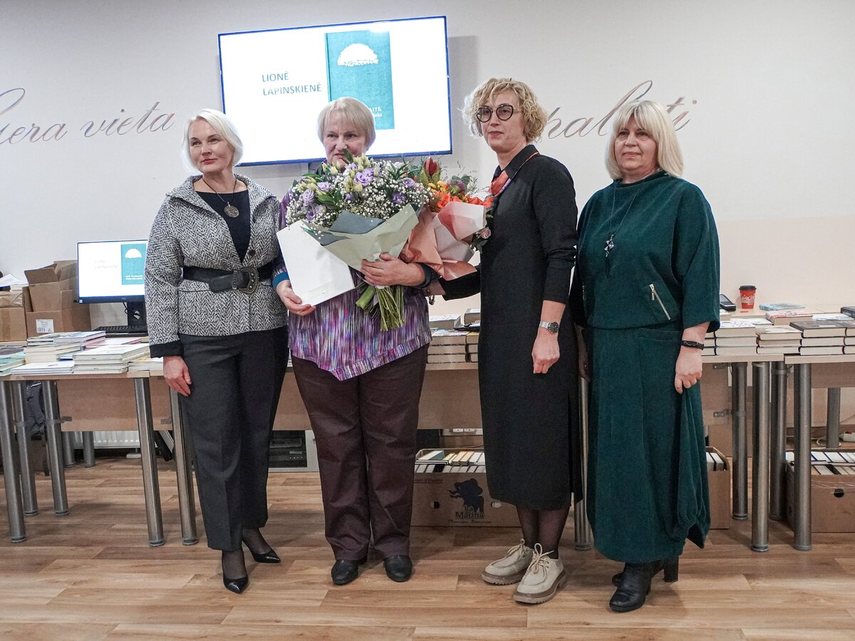 „Prozos ruduo“: pirmojo Lazdijų bibliotekininko Albino Andrulionio premija įteikta Lionei...
