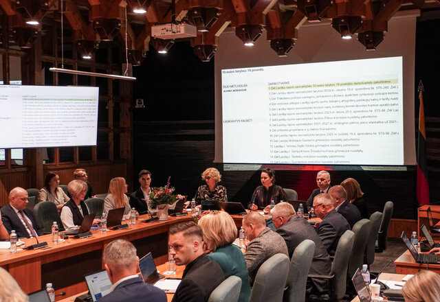 Savivaldybės taryboje: patikslintas didėjantis savivaldybės biudžetas, patvirtinti naujojo...