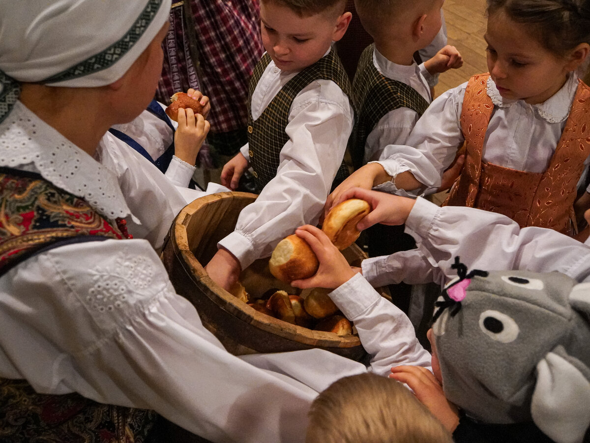 Vaikų folkloro festivalis „Kepė kiškis pyragus“: dainos, šokiai ir tradicijų puoselėjimas 