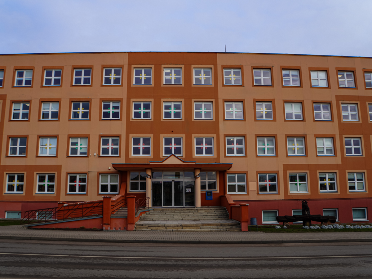 Lazdijų rajono savivaldybė jau papuošė langus Vasario 16-ąjai!