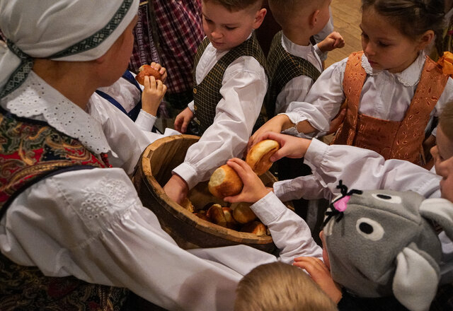 Vaikų folkloro festivalis „Kepė kiškis pyragus“: dainos, šokiai ir tradicijų puoselėjimas 