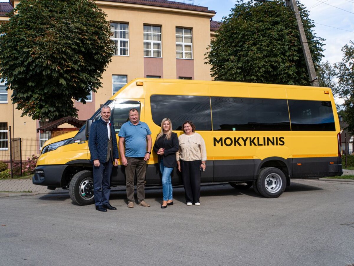 Veisiejų gimnazijos mokiniai džiaugiasi nauju mokykliniu autobusu