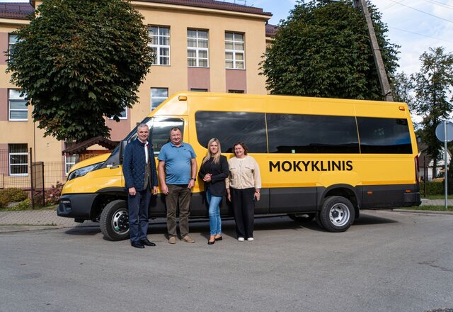 Veisiejų gimnazijos mokiniai džiaugiasi nauju mokykliniu autobusu