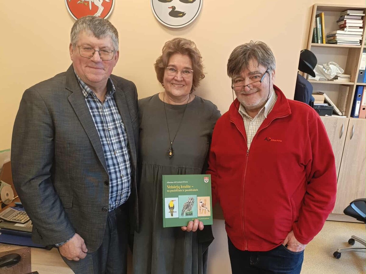 Veisiejų kūrėjai pristato unikalų leidinį apie mūsų krašto paukščius
