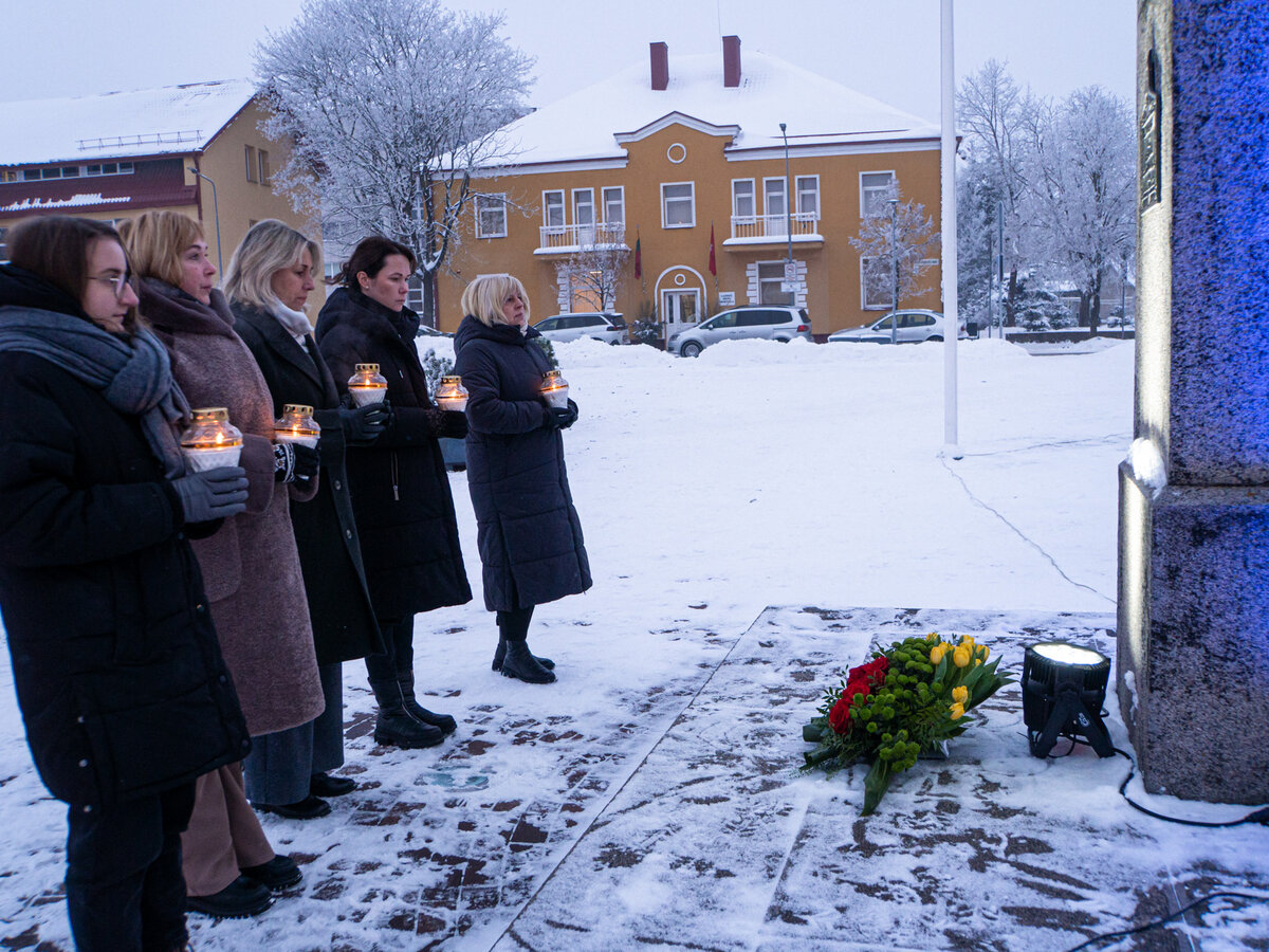 Laisvės gynėjų dieną padėtos gėlės ir uždegtos žvakelės