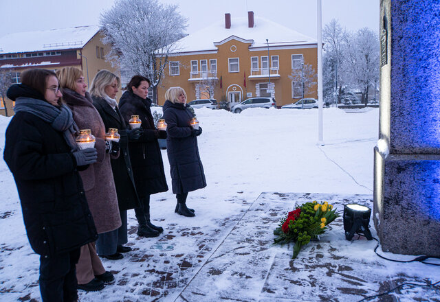 Laisvės gynėjų dieną padėtos gėlės ir uždegtos žvakelės