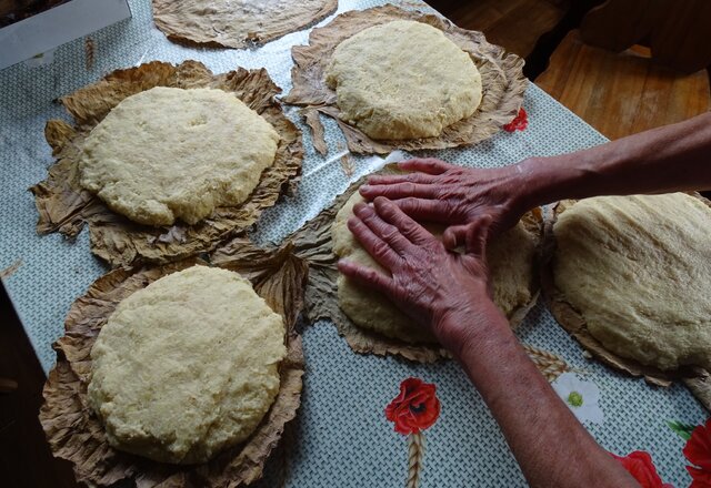 Bulvinių bandų ant kopūsto lapo kepimo tradicija Lazdijų krašte – pripažinta nacionaliniu mastu  