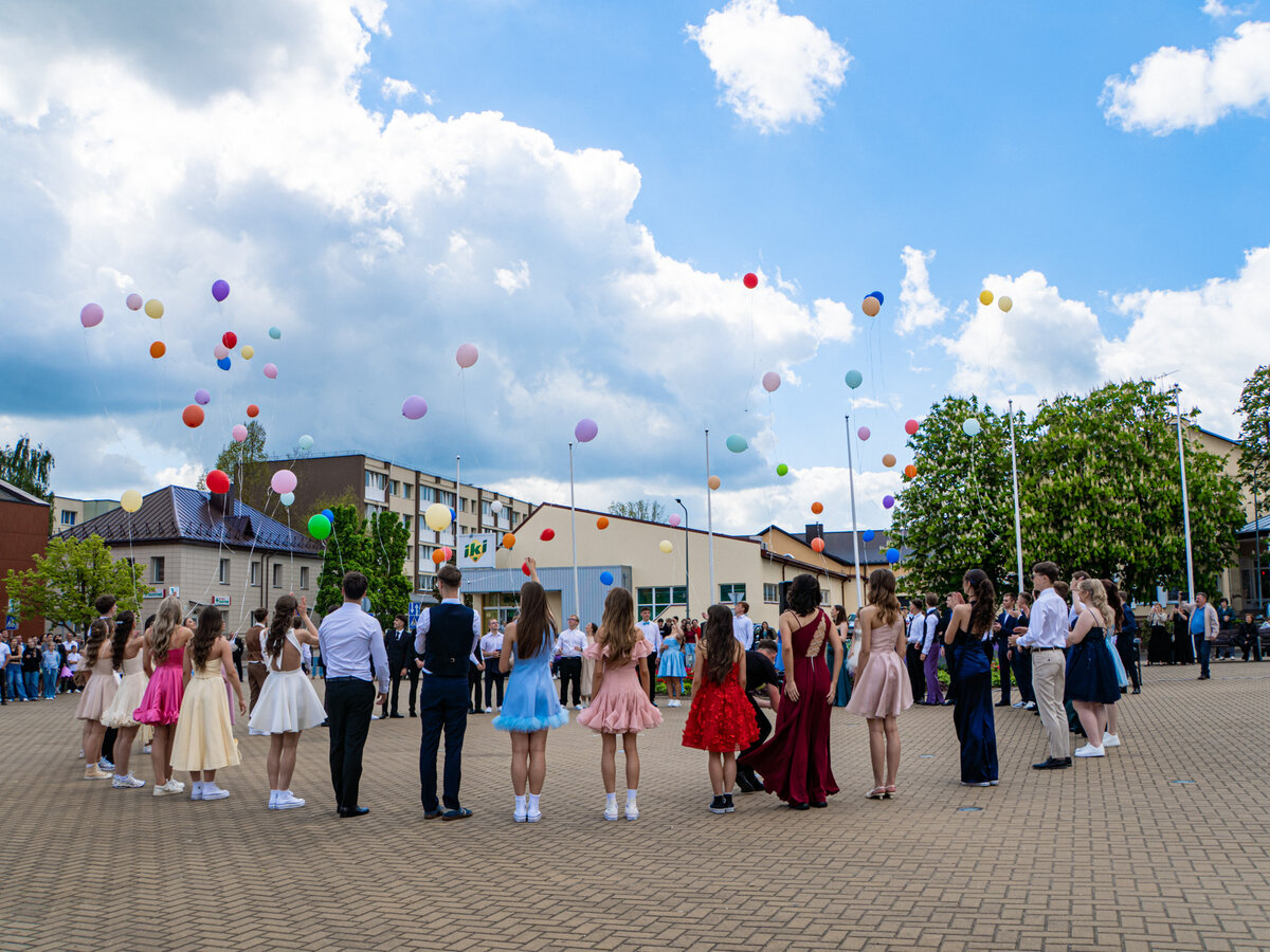 Šiandien paskutinis skambutis nuskambėjo 81 Lazdijų Motiejaus Gustaičio gimnazijos ir jos Šeštokų...