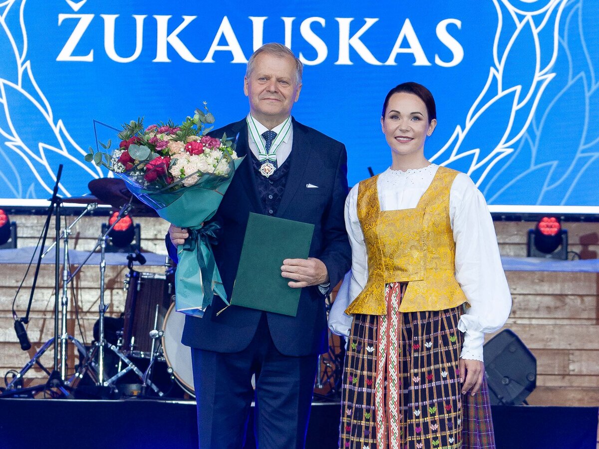 Lazdijų rajono savivaldybės Garbės piliečio regalijos įteiktos Vytautui Žukauskui