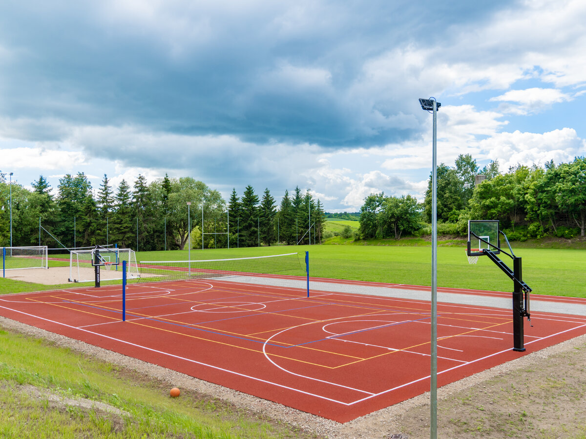 Seirijuose baigiami sporto aikštyno atnaujinimo darbai