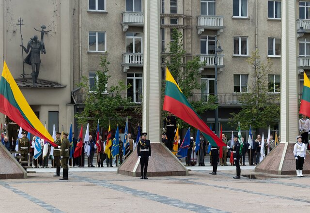 Valstybės vėliavos pakėlimo ceremonijoje prie Seimo rūmų plazdėjo Lazdijų rajono savivaldybės...