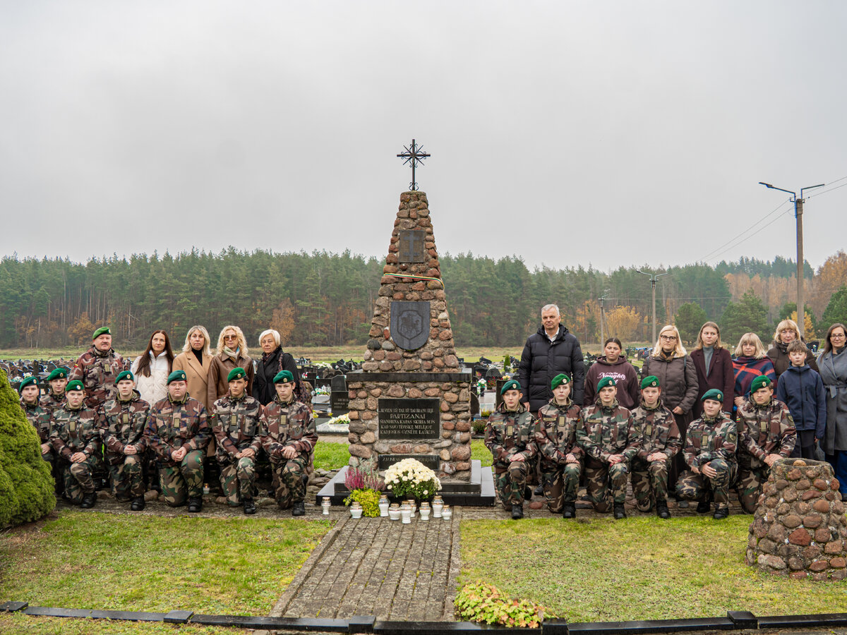 Savivaldybės vadovai aplankė už Lietuvos laisvę žuvusių ir Lazdijų kraštui nusipelniusių žmonių...
